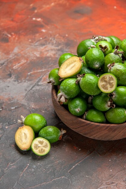 Vue verticale de feijoas verts entiers et coupés naturels frais