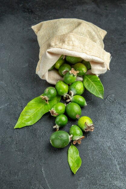 Vue verticale des feijoas verts frais naturels d'un sac blanc tombé