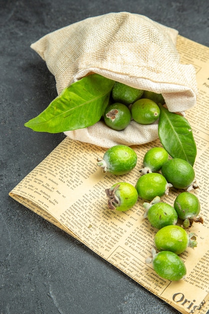 Vue verticale des feijoas verts frais naturels d'un sac blanc tombé