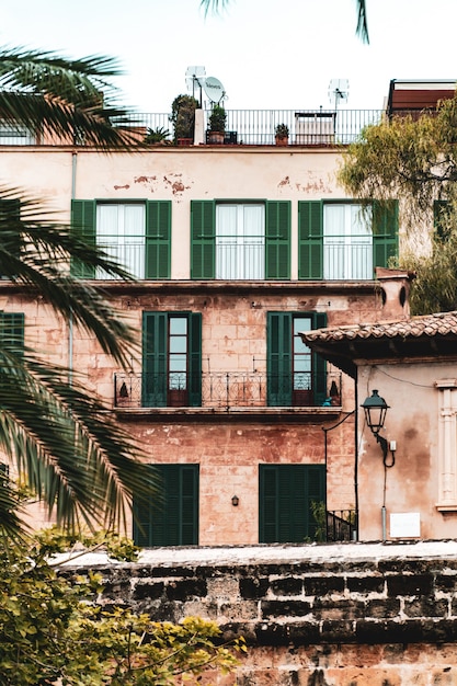 Photo gratuite vue verticale d'un immeuble résidentiel avec fenêtres et balcons