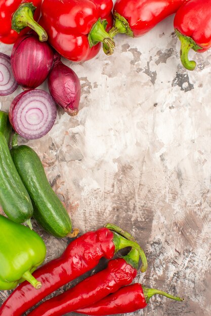 Vue verticale de légumes frais entiers et hachés