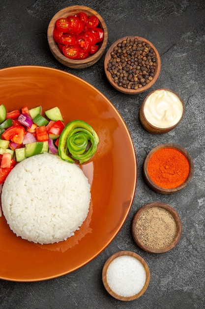 Vue verticale d'un repas sain et d'une variété de saveurs