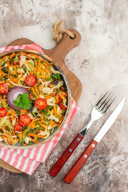 Vue Verticale De La Salade Végétalienne Fraîche De Divers Légumes Biologiques