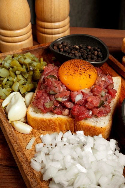 Photo gratuite vue de la viande de boeuf pour le plat de steak tartare