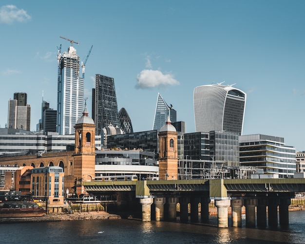 Photo gratuite vue de la ville de londres par temps clair et ensoleillé