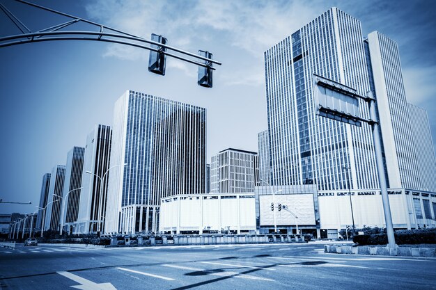 Vue de la ville moderne dans les tons bleus