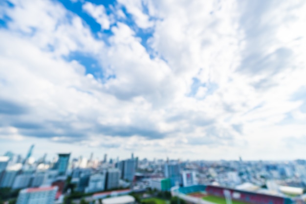 Vue de la ville avec des nuages