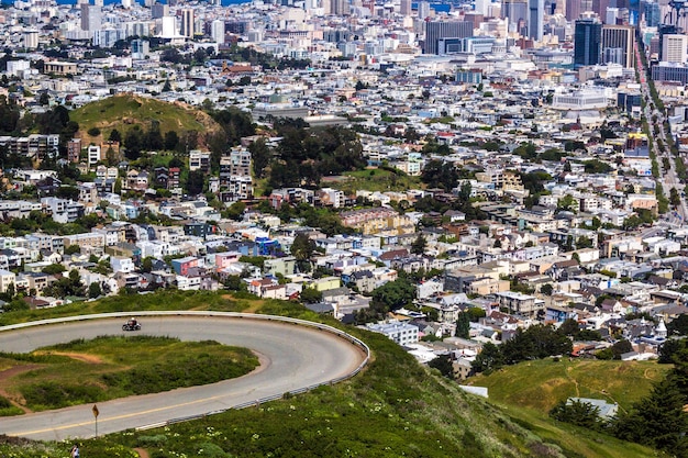 Photo gratuite vue sur la ville, la route et les bâtiments