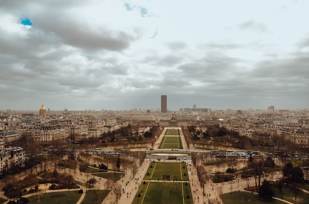 Photo gratuite vue à vol d'oiseau tourné de paris, france par temps nuageux