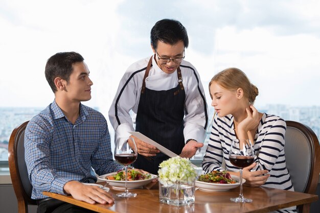 Waiter Offre Couple Plats en restaurant