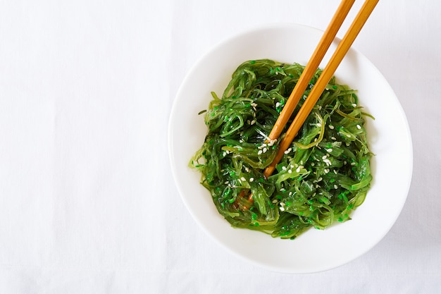 Wakame Chuka ou salade d'algues aux graines de sésame dans un bol