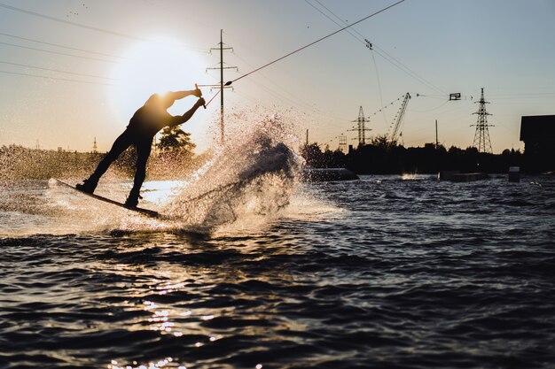 wakeboard. wakeboard sauter au coucher du soleil