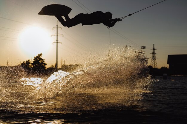 wakeboard. wakeboard sauter au coucher du soleil