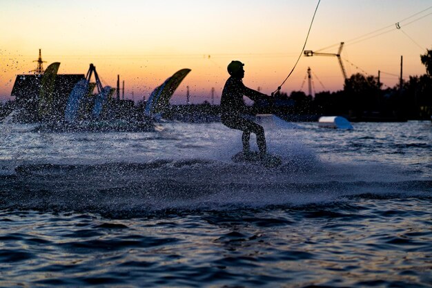 wakeboard. wakeboard sauter au coucher du soleil