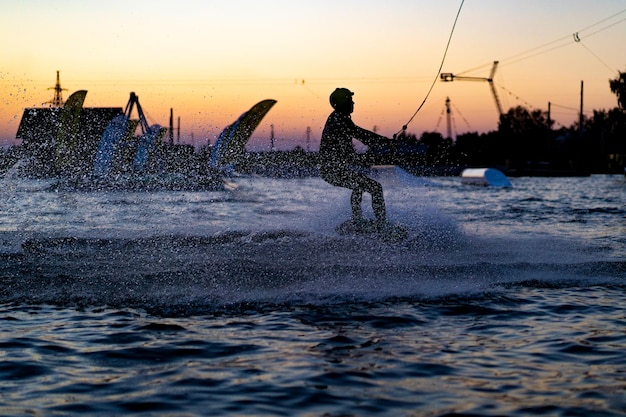 wakeboard. wakeboard sauter au coucher du soleil