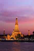 Photo gratuite wat arun temple de l'aube au crépuscule bangkok thaïlande