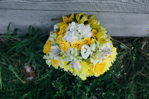 Wedding bouquet sur l&#39;herbe