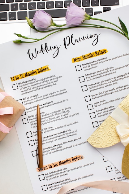 Wedding planner et fleurs violettes
