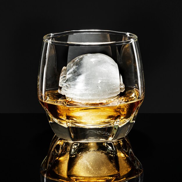 Whisky avec cocktail fantaisie sphère glace
