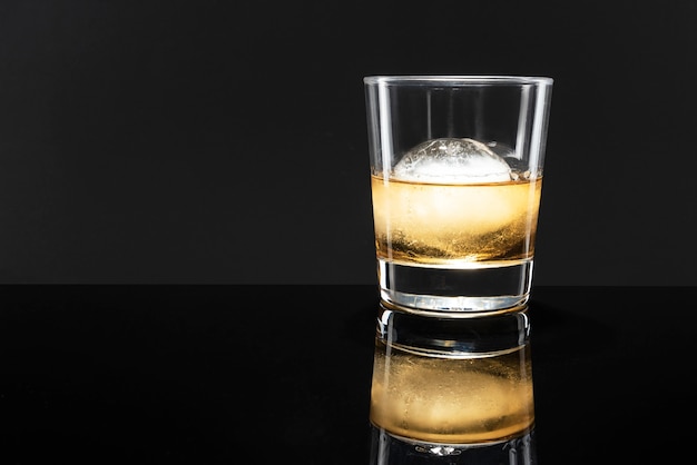 Photo gratuite whisky avec cocktail fantaisie sphère glace