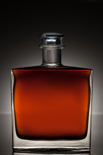 Photo gratuite whisky dans une bouteille carrée