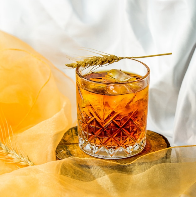 Whisky finement mélangé avec des glaçons dans un verre.