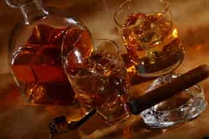 Photo gratuite whisky froid et cigare