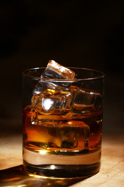 Photo gratuite whisky froid