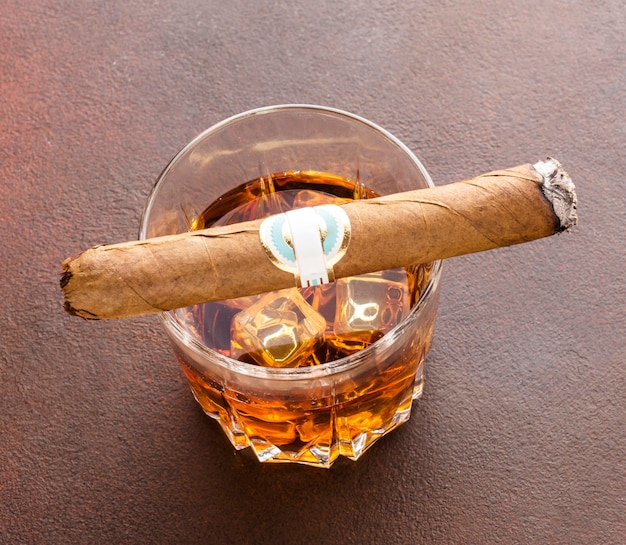 Photo gratuite whisky grand angle avec glace et cigare