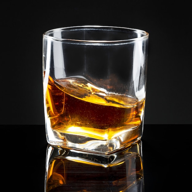 Photo gratuite whisky servi pur dans un verre