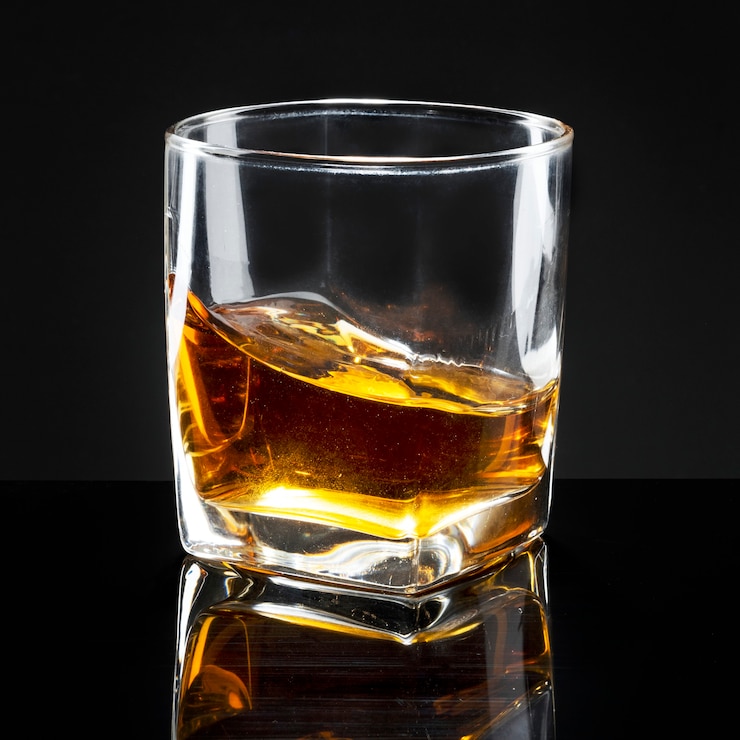 Photo gratuit whisky servi pur dans un verre