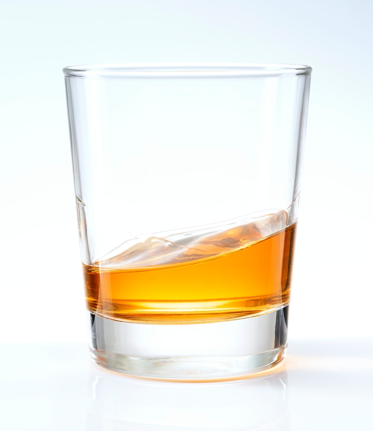 Photo gratuit whisky servi pur dans un verre