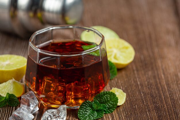 Whisky, whisky avec cola et citron vert prêt à boire.