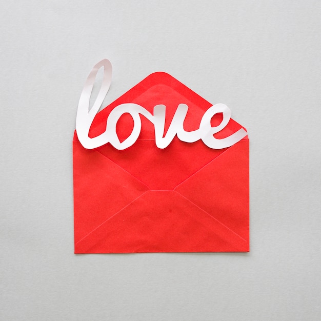 Photo gratuite white love inscription avec enveloppe