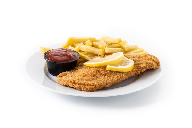 Wiener schnitzel avec pommes de terre frites isolé sur fond blanc
