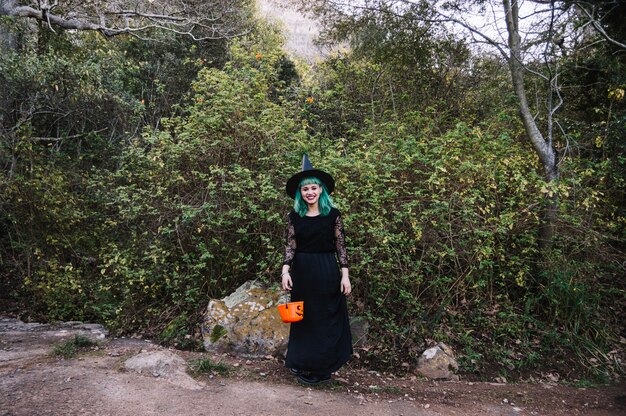 Witch girl posant dans les bois