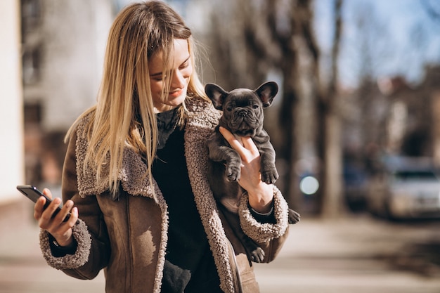 Woaman avec bouledogue français