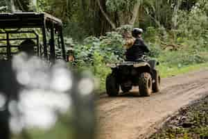 Photo gratuite woman riding atv à hawaii