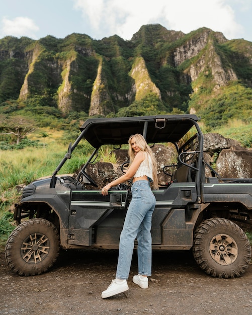 Photo gratuite woman riding atv à hawaii