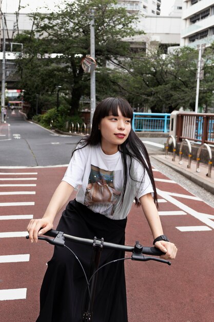 Woman riding scooter électrique dans la ville
