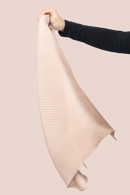 Photo gratuite woman's hand holding écharpe plissée beige fashion studio shoot