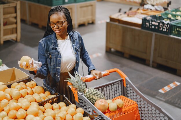 Woman shopping légumes au supermarché