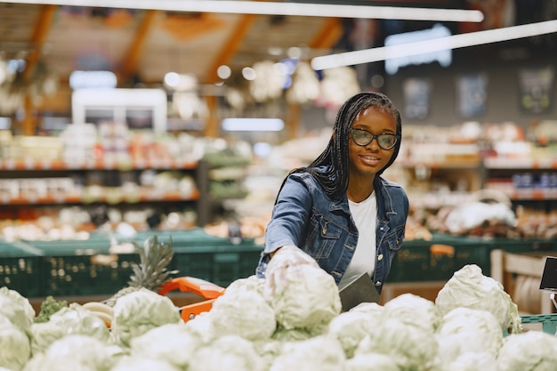 Woman shopping légumes au supermarché