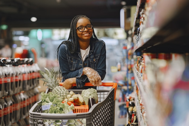 Woman shopping légumes au supermarché