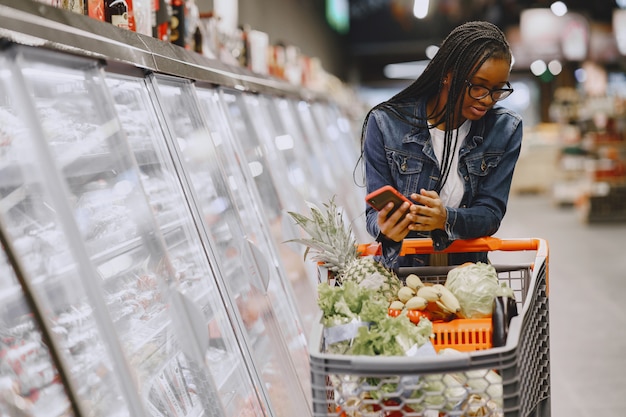 Woman shopping légumes au supermarché