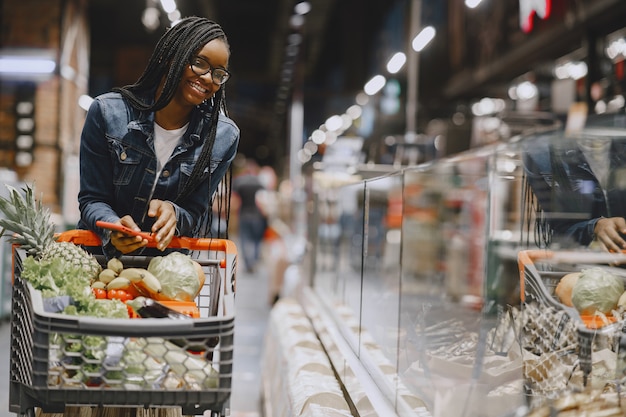 Woman shopping légumes au supermarché