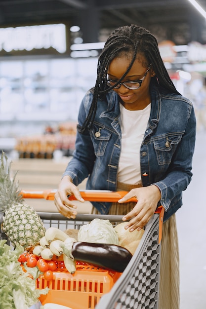 Woman shopping légumes au supermarché