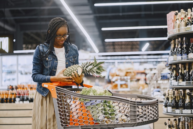 Woman shopping légumes au supermarché