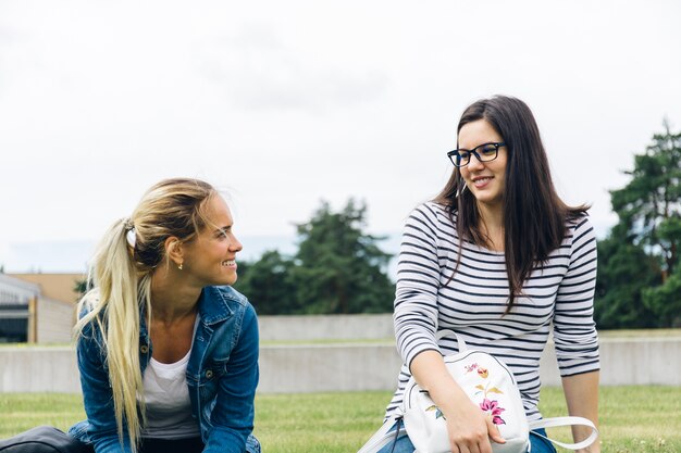 Womens chat dans la cour