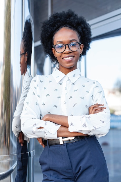 Photo gratuite womna moderne à faible angle avec bras croisés